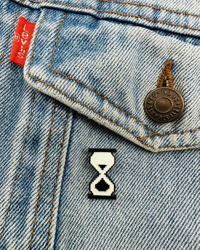 Pin's en forme de sablier pixelisé pour accessoires