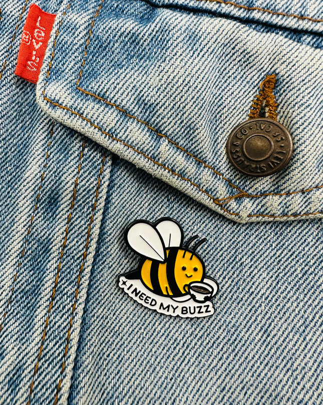 J'ai besoin de mon pin's Buzz - Accessoire amusant pour les amateurs de café