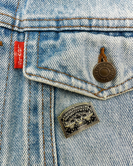 Insigne à épingle Spirit Board | Mots-clés : Accessoires, Halloween