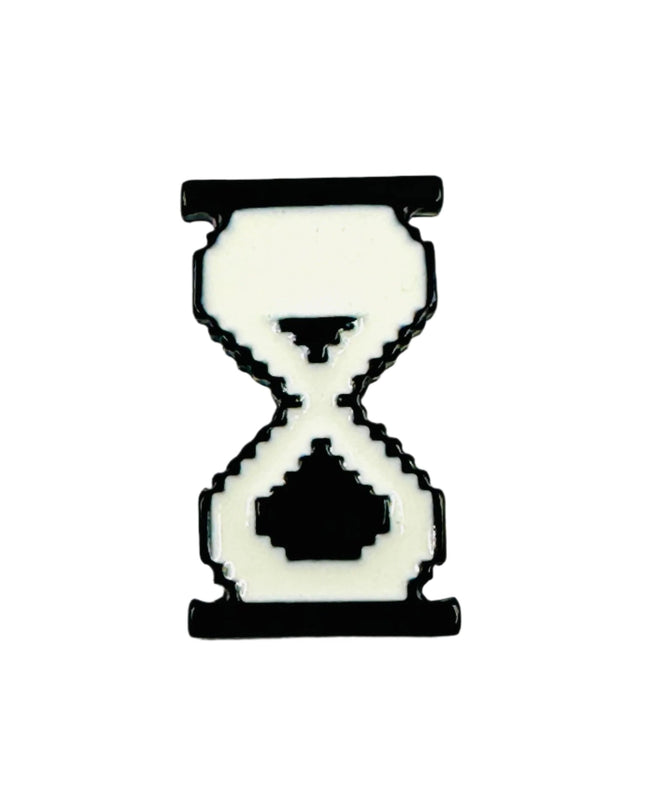 Pin's en forme de sablier pixelisé pour accessoires