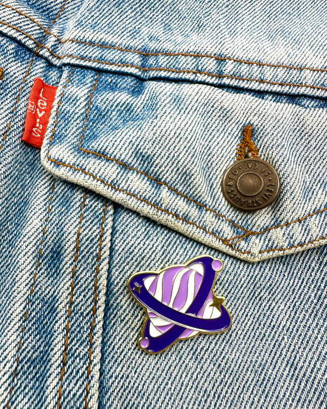 Pin's Planète Violette - Accessoire coloré pour les fans de cosmique
