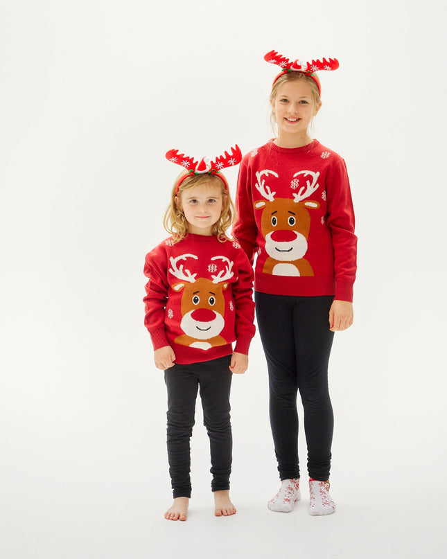 Le pull de Noël avec le renne affectueux pour enfants