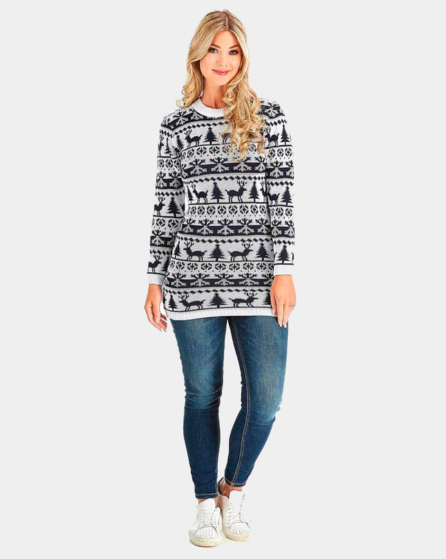 Robe de Noël avec des rennes, des sapins et de la neige