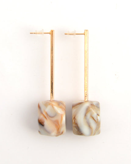 Boucles d'oreilles en résine beige