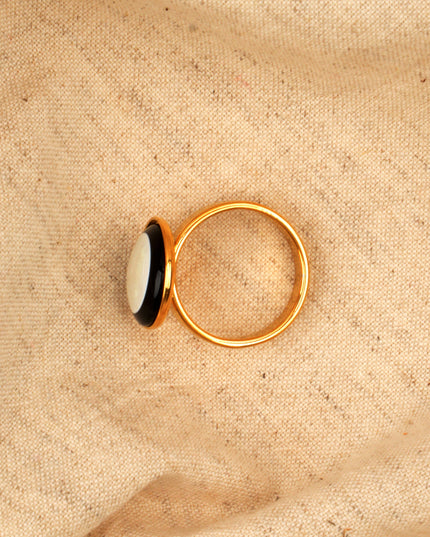 Bague en pierre noire et blanche