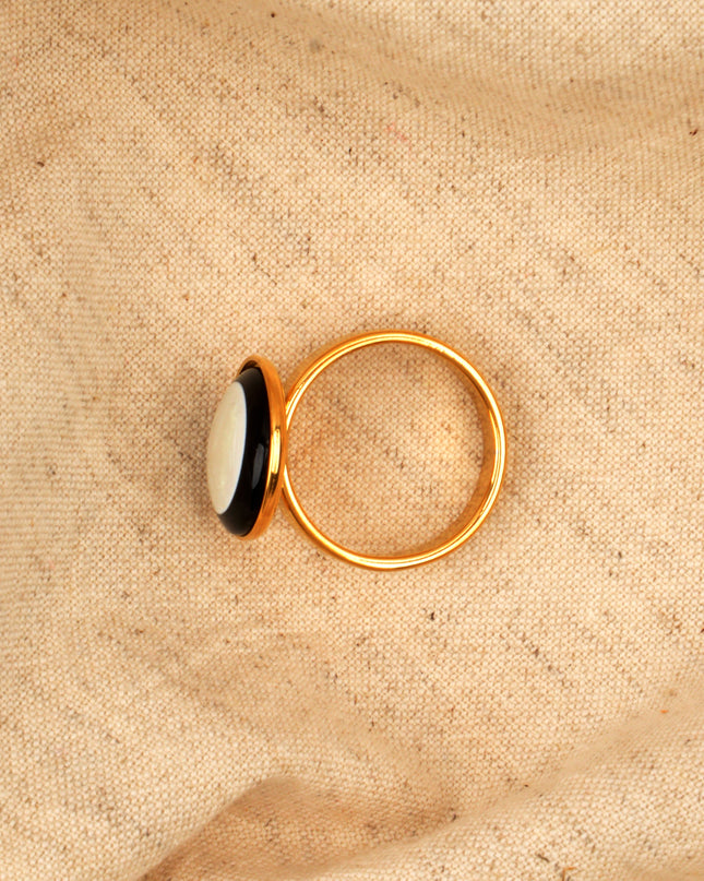 Bague en pierre noire et blanche