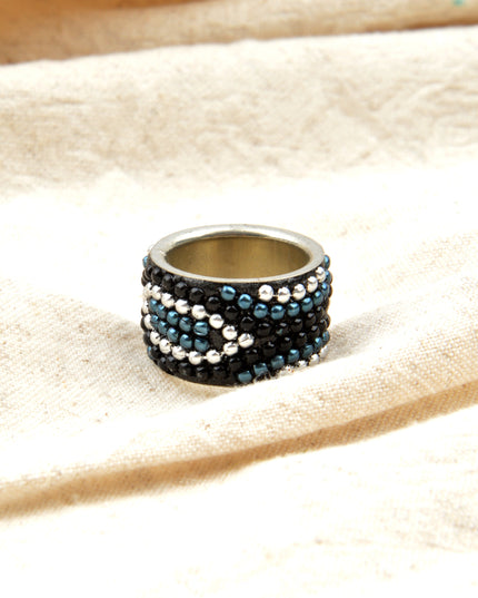 Bague à perles noires et bleues