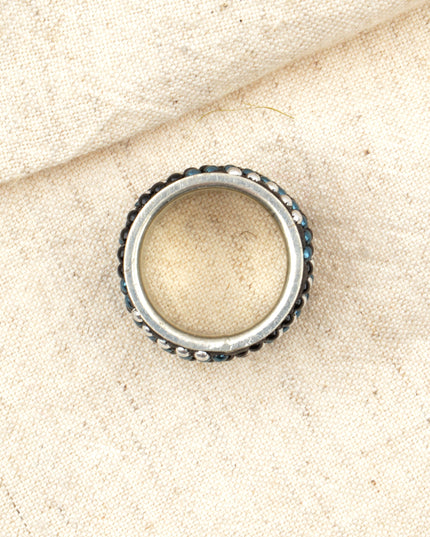 Bague à perles noires et bleues
