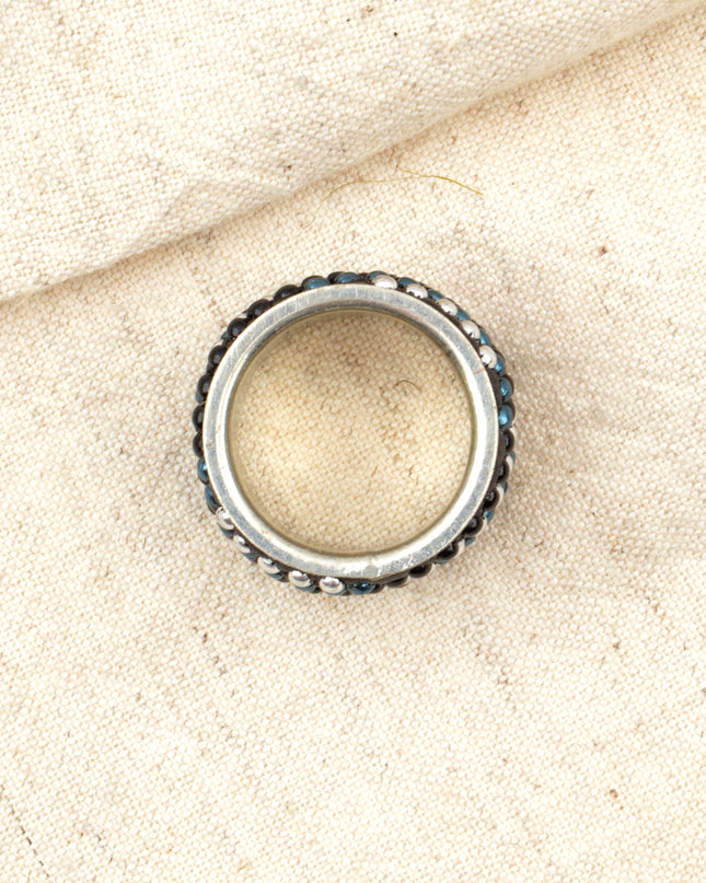 Bague à perles noires et bleues