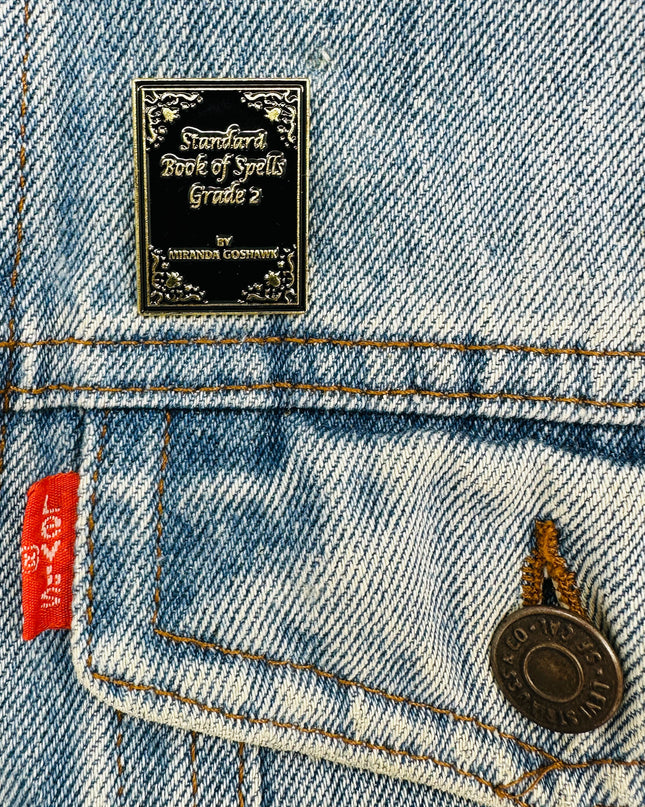 Broche - Livre de sorts | Accessoires, Halloween