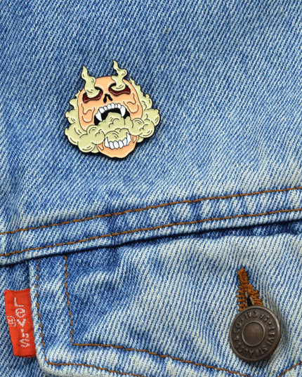 Broche Tête de mort fumante - Accessoire d'Halloween en édition limitée