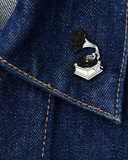 Pin's - Gramophone, accessoire amusant pour les mélomanes