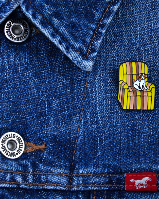 Badge - Chien sur une chaise