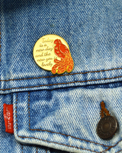 Nouvelle épinglette « Vous » | Étiquettes : Accessoires