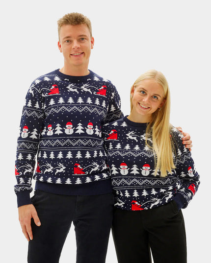 Pull de Noël bleu pour couples avec sapins, bonshommes de neige et Père Noël