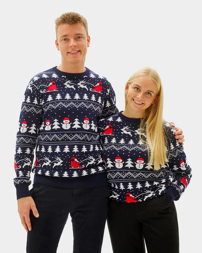 Pull de Noël bleu pour couples avec sapins, bonshommes de neige et Père Noël