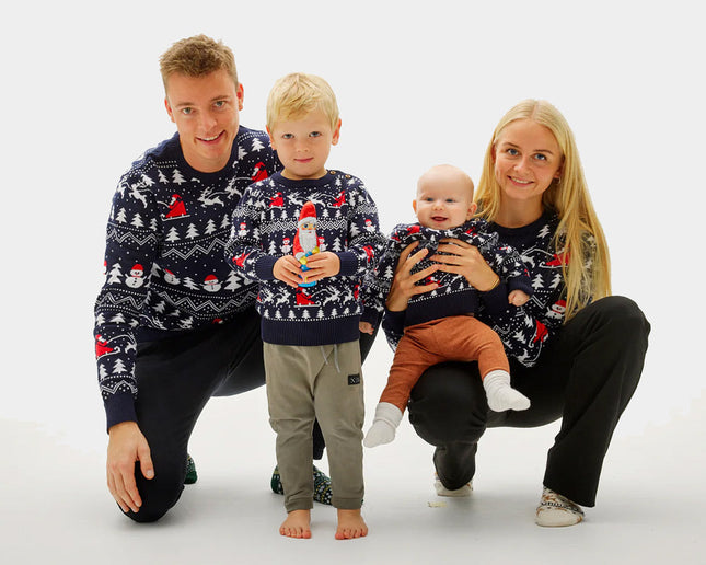 Pull de Noël familial bleu avec sapins, bonshommes de neige et Père Noël